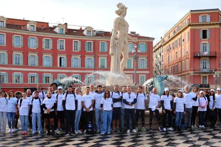 Participants au Marathon Nice-Cannes 2025 réunis avec leurs maillots aux couleurs de l’IHU RespirERA.