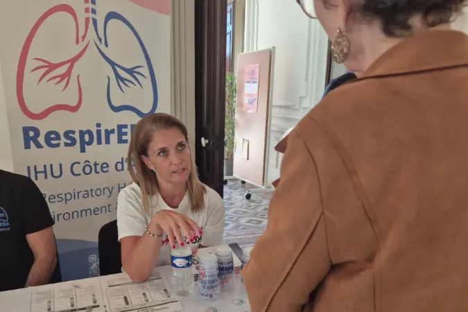 Échanges entre l’équipe de RespirERA et les visiteurs au Palais de l’Agriculture à Nice.